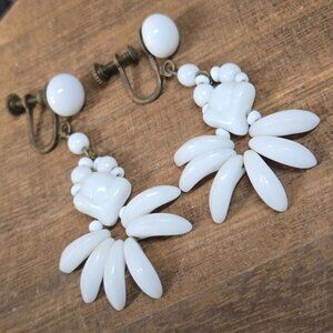 Vtg Art deco 1940s made in  JAPAN milk glass screw back earrings